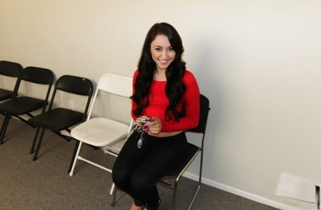 Чувственная модель демонстрирует свои милые сиськи и сочную попку! картинка 1