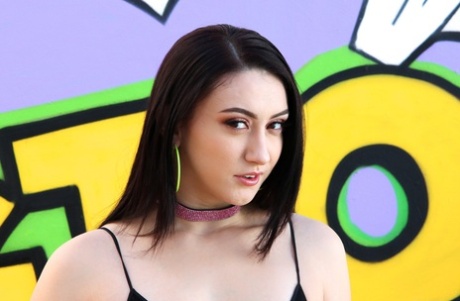 Темноволосая латиноамериканка Мэнди Мьюз рекламирует свою большую попу в черных чулочно-носочных изделиях картинка 1