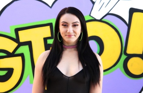 Темноволосая латиноамериканка Мэнди Мьюз рекламирует свою большую попу в черных чулочно-носочных изделиях картинка 2