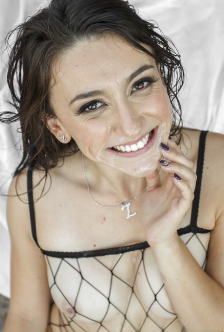 Молоденькая красотка Мэнди Мьюз делает минет, и ей вылизывают задницу картинка 16