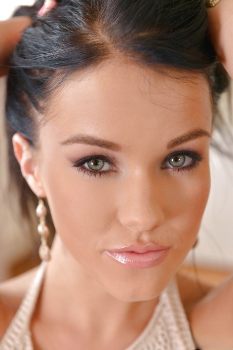 Брюнетка Меган Рейн раздевается догола, чтобы обнажить идеальную киску подростка картинка 4