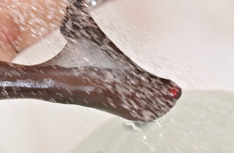 Симпатичная соло-красотка Меган Рейн лижет свои собственные пальчики, обтянутые нейлоном картинка 12