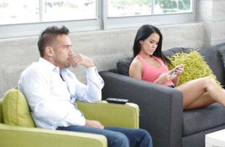 Молоденькая брюнетка Меган Рейн делает минет связанному веревкой мужчине, лижущему мяч картинка 2