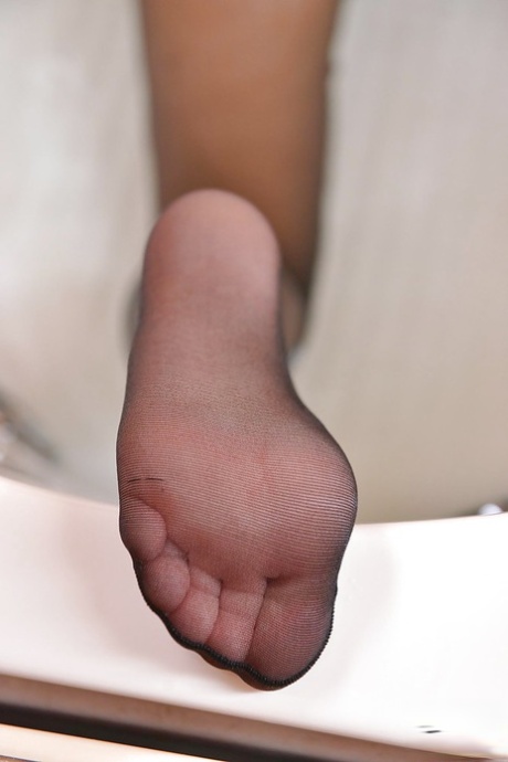 Симпатичная соло-красотка Меган Рейн лижет свои собственные пальчики, обтянутые нейлоном картинка 10