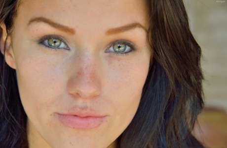 Молоденькая брюнетка с симпатичным личиком широко раздвигает пизду и дрочит анус пальцами картинка 1