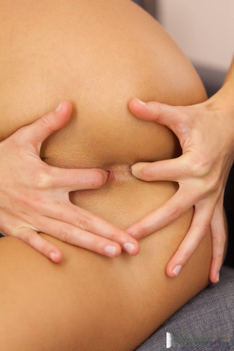 Худенькая молодая девушка Мелена Мария ласкает пальцами свою бритую киску картинка 8