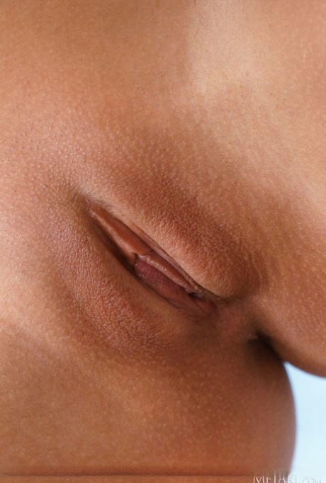 Симпатичная молоденькая Мелена А освобождает свое великолепное тело от купальника в стиле США картинка 14