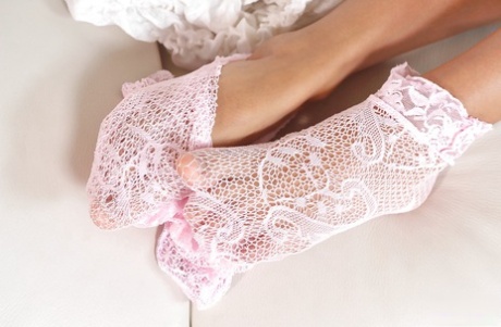 Очаровательная брюнетка в колготках раздвигает свою киску и попку картинка 11