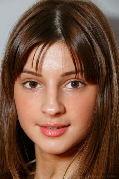 Симпатичная девушка-подросток в розовом нижнем белье Мелена раскрывает свою возбужденную киску картинка 1