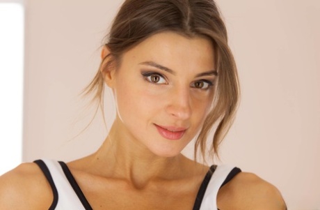 Симпатичная молоденькая Мелена Мария прикладывает вибратор к своей безволосой киске на стуле картинка 3