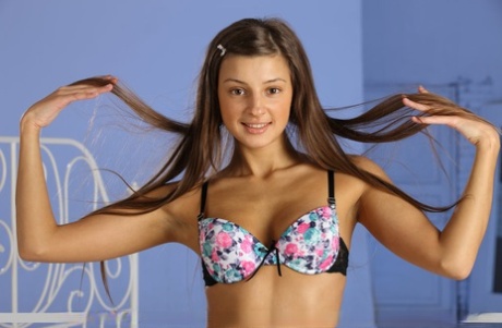 Очаровательная молоденькая Мелена А освобождает свое гибкое тело от бюстгальтера и трусиков картинка 1