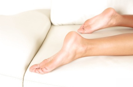 Длинноногая евро цыпочка Мелена Мария освобождает босые ноги от туфель и задницу от шорт картинка 13