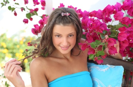 Невинно выглядящая девушка-подросток-это что угодно, только не теребит пальцами свою собственную задницу во внутреннем дворике картинка 2