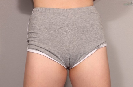 Молоденькая блондинка Мелоди Маркс вставляет секс-игрушки в свою киску на посадочной полосе на коврике картинка 4