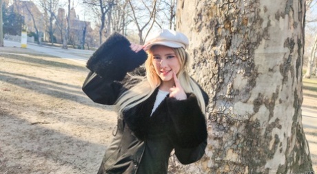 Молоденькая блондинка Мелоди Маркс мелькает в общественном месте перед сексом ММФ картинка 1