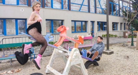 Молоденькая блондинка Мелоди Маркс занимается сексом сразу с парой симпатичных мужчин картинка 4