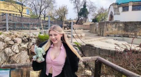 Молоденькая блондинка Мелоди Маркс занимается сексом сразу с парой симпатичных мужчин картинка 1