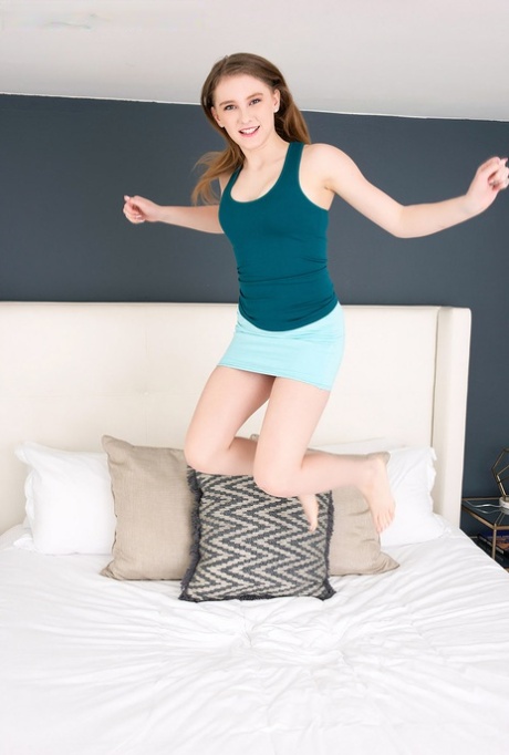 Молодая любительница Мелоди Маркс обнажает свои упругие сиськи во время действия под юбкой картинка 1