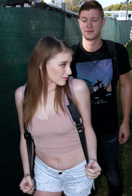 Неопытную Мелоди Маркс раздевают догола перед тем, как насадить на твердый член картинка 3