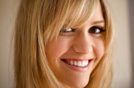 Желанная красотка-подросток с пышной попкой, снимающая свое нижнее белье картинка 8