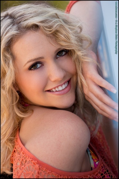 Красивая блондинка Миа Малкова лежит топлесс на диване на заднем дворе картинка 5