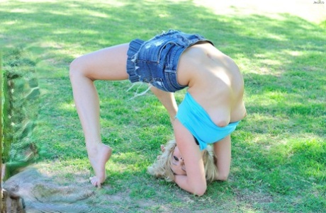 Гибкая блондинка обнажает себя на публике, прежде чем засунуть игрушку в свою пизду картинка 6