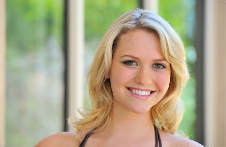 Юная красотка со светлыми волосами переодевается в короткое платье для публичного показа картинка 11