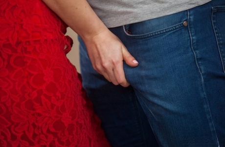 Топовая порнозвезда Миа Малкова получает жесткий удар по своей подстриженной киске картинка 2