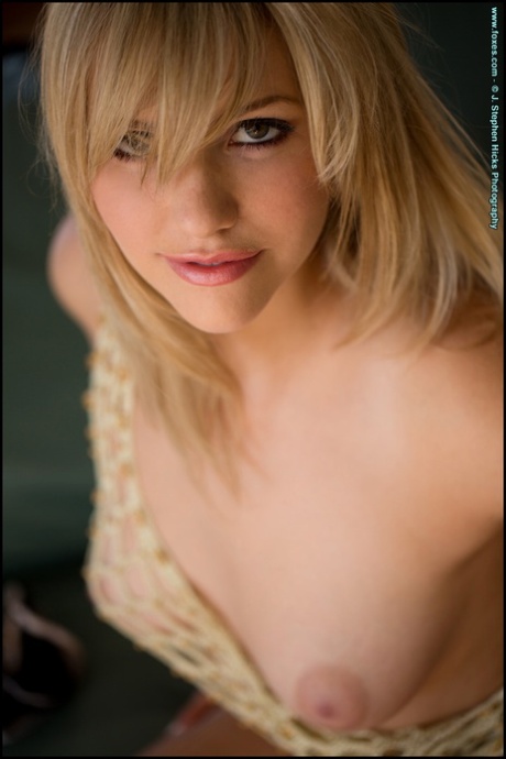 Красивая блондинка Миа Малкова соблазнительно позирует обнаженной картинка 5