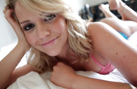 Симпатичная блондинка-подросток Миа Малкова раздевается и играет со своими секс-игрушками картинка 3