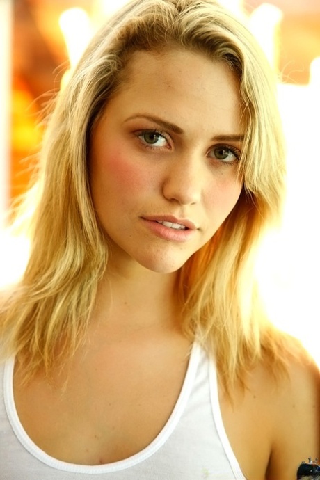 Молодая блондинка Миа Малкова демонстрирует свою гибкость в обнаженном виде картинка 3