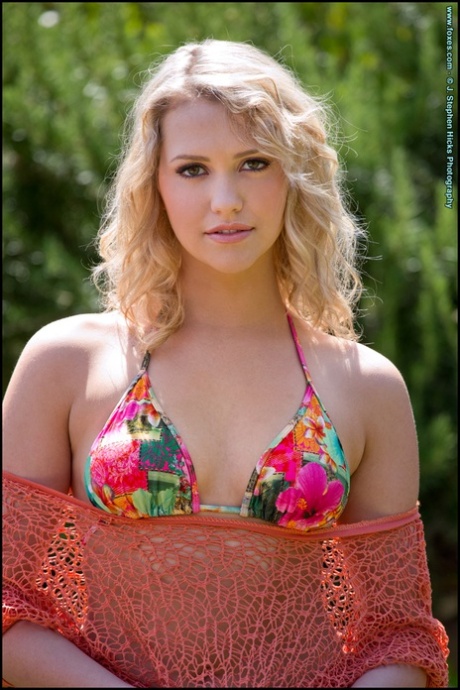 Красивая блондинка Миа Малкова лежит топлесс на диване на заднем дворе картинка 1