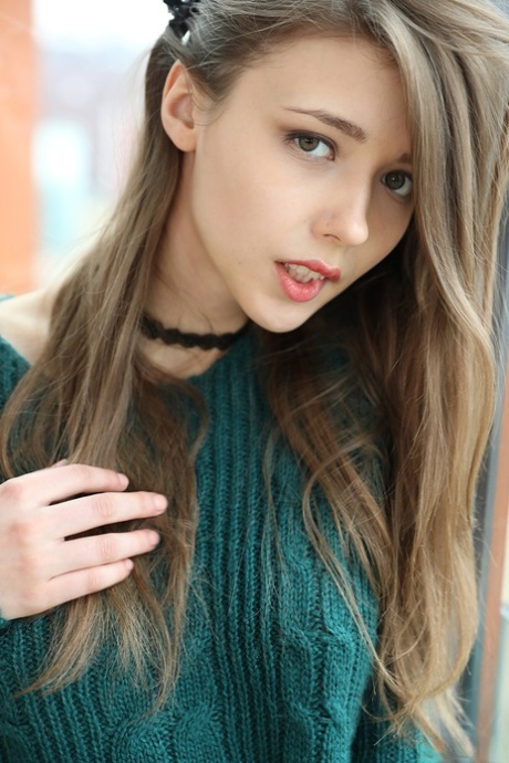 Красивая девушка освобождает свои натуральные сиськи от свитера, прежде чем раздвинуть свою пизду картинка 2