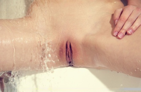 Молодая красотка Мила Азул качает своими большими сиськами, показывая свою красивую пизду в ванне картинка 6