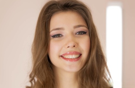 Сладкая молоденькая с большими сиськами Мила Азул теребит пальцами свою киску на стуле картинка 4