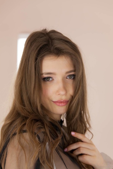 Красивая молоденькая Мила Азул трахает пальчиком свою безволосую киску на стуле картинка 1