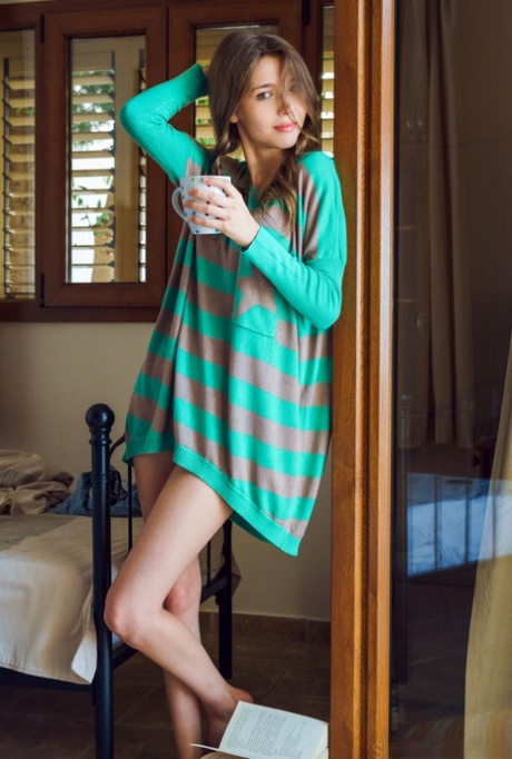 Молодая украинская соло-девушка Мила Азул раздевается перед своим открытым окном картинка 1