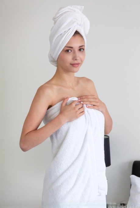 Молоденькая Мила Азул с большой грудью демонстрирует свою сладкую киску после купания картинка 1