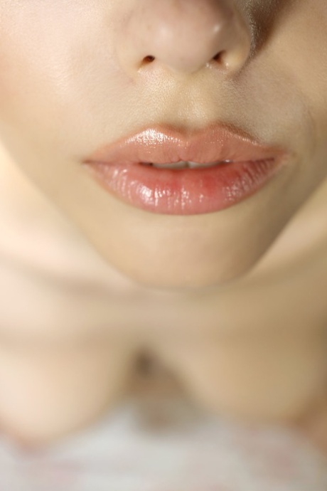 Красивая молодая девушка снимает свой черный лифчик и нижнее белье для позирования обнаженной картинка 16