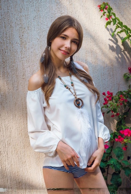 Молодая евро-девушка Мила Азул раздевается догола, ее волосы заплетены в косички картинка 1