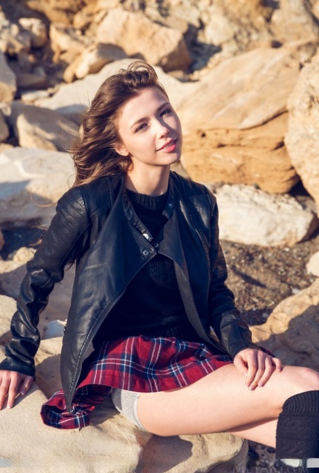 Милая молоденькая Мила Азул в игривой манере раздевается до черных гольфов поверх колен картинка 1