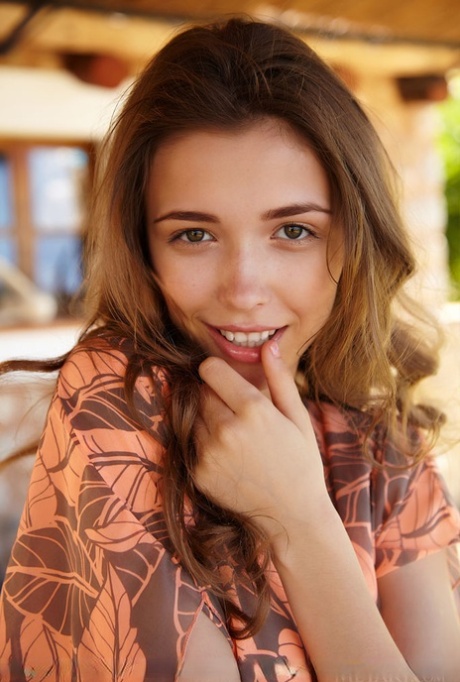 Худенькая девушка Мила Азул снимает свое платье, чтобы позировать обнаженной на столе для пикника картинка 2