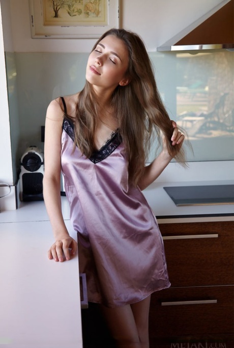 Стройная молоденькая Мила Азул обнажает красивые сиськи, прежде чем показать свою аппетитную киску картинка 2