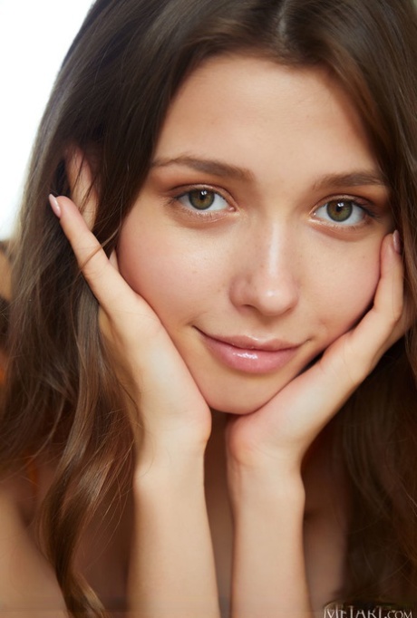 Сладкая молоденькая Мила Азул освобождает свое прекрасное тело от своих прелестниц картинка 4