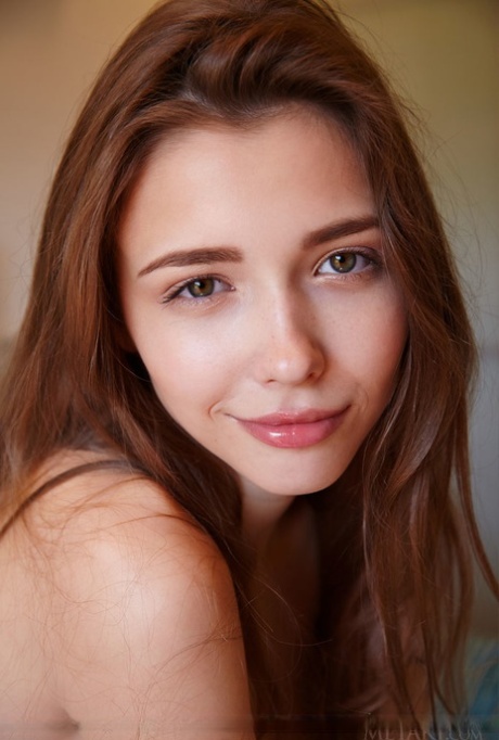 Сладкая молоденькая Мила Азул снимает трусики без промежности, чтобы лечь голышом на свою кровать картинка 3