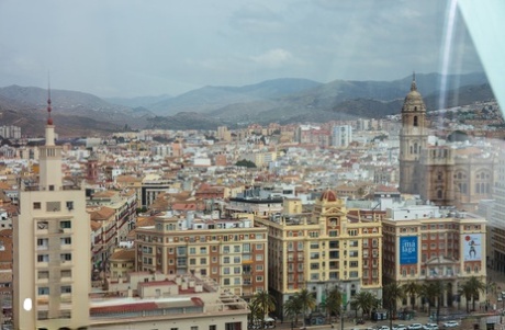 Молодая эротичная Мила в очках раздевается догола в витрине, показывая красивые сиськи картинка 3