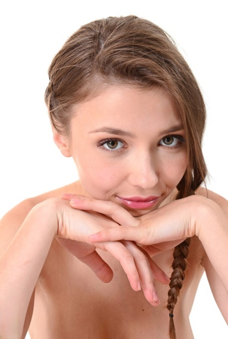 Красивая девушка Мила Азул в игривой манере снимает с себя одежду картинка 14