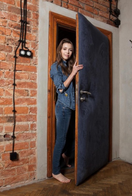 Молодая соло-девушка Миа И держит свои красивые сиськи, показывая свою лысую вагину картинка 1