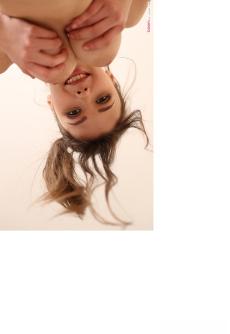 Горячая девушка-подросток снимает свое красное нижнее белье, чтобы впервые позировать обнаженной картинка 10