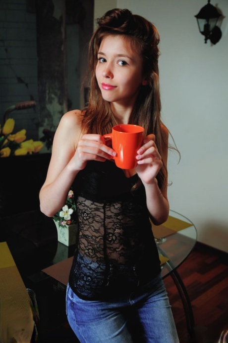 Грудастая девушка Мила Азул раздевается перед тем, как дрочить свою киску на столе картинка 1